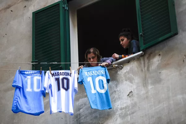 Una mujer cuelga camisetas de Maradona en una línea de secado, en el popular barrio Quartieri Spagnoli, en Nápoles (Italia), el 26 de noviembre de 2020. Una mujer cuelga camisetas de Maradona en una línea de secado, en el popular barrio Quartieri Spagnoli, en Nápoles (Italia), el 26 de noviembre de 2020. - Sputnik Mundo