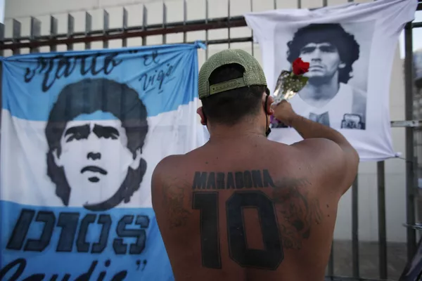 Un hincha con un tatuaje en homenaje a Maradona durante una marcha para exigir respuestas acerca de la muerte del futbolista, llevada a cabo en Buenos Aires (Argentina) el 10 de marzo de 2021. Un hincha con un tatuaje en homenaje a Maradona durante una marcha para exigir respuestas acerca de la muerte del futbolista, llevada a cabo en Buenos Aires (Argentina) el 10 de marzo de 2021. - Sputnik Mundo