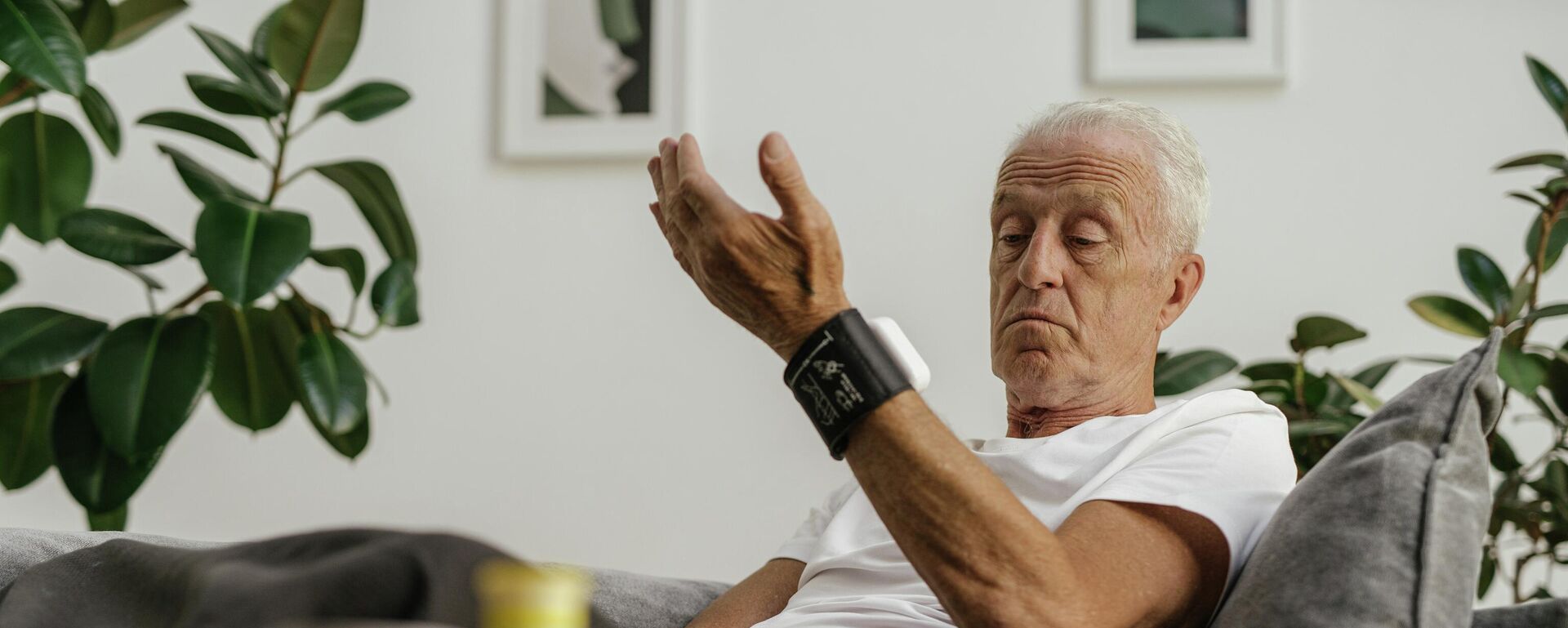 Un hombre mayor se mide la presión arterial - Sputnik Mundo, 1920, 25.11.2021