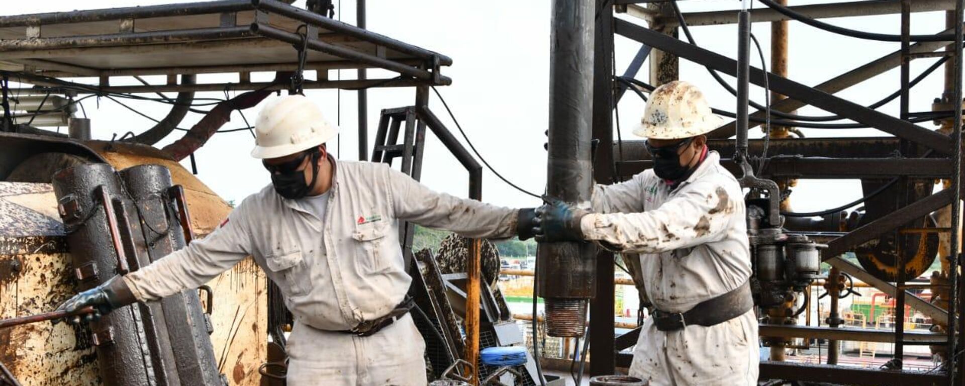 Trabajadores de Petróleos Mexicanos (Pemex) en maniobra. - Sputnik Mundo, 1920, 25.11.2021