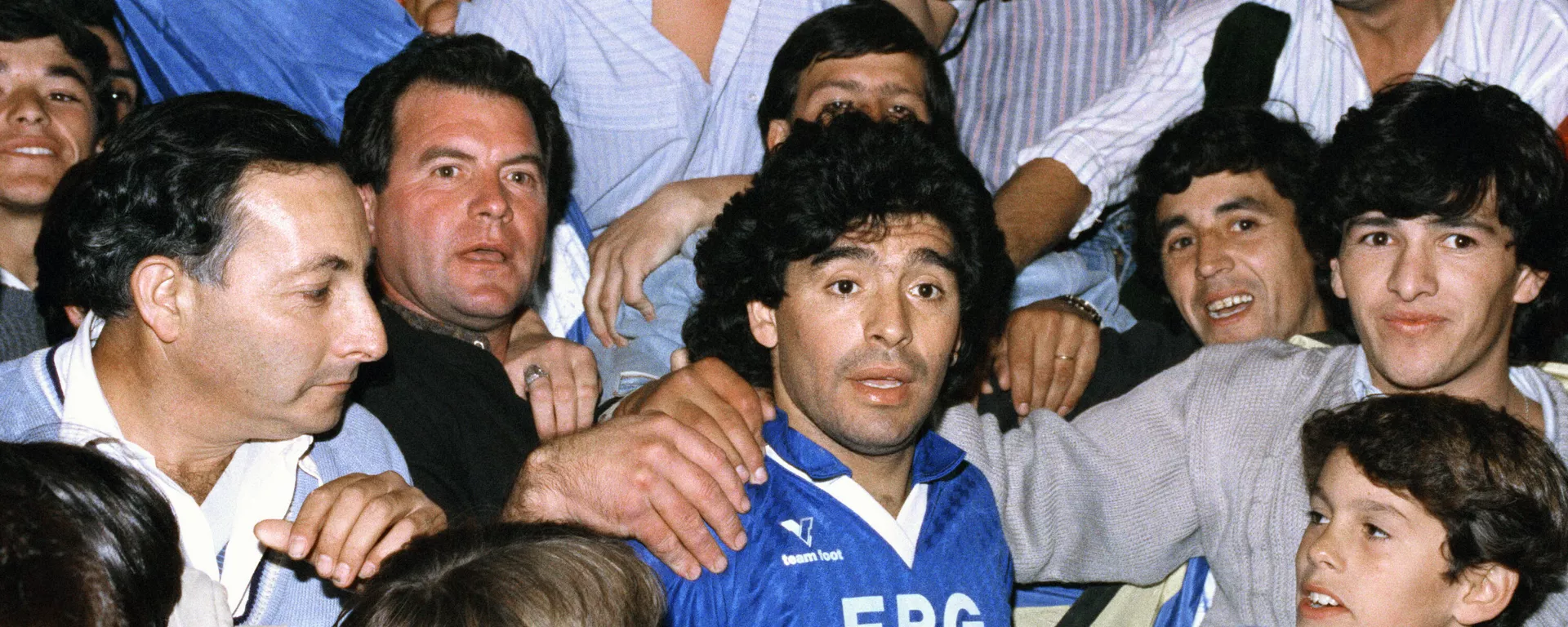 Diego Maradona rodeado de fanáticos durante un evento benéfico en Buenos Aires en 1991 Diego Maradona rodeado de fanáticos durante un evento benéfico en Buenos Aires en 1991 - Sputnik Mundo, 1920, 25.11.2021