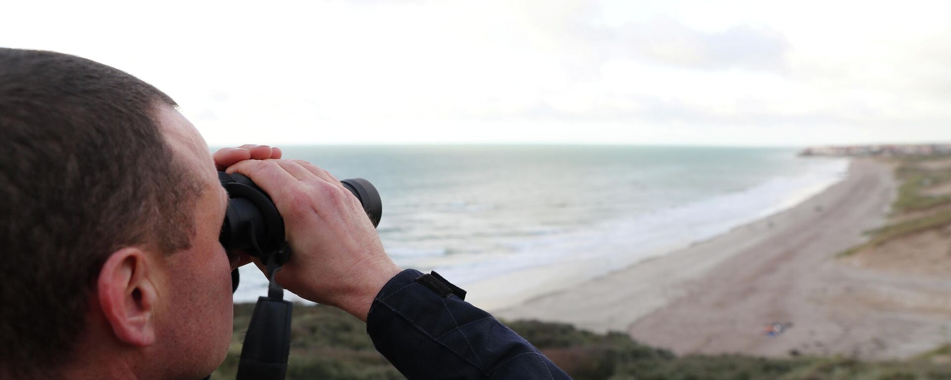  frances en la playa después de la tragedia con el migrante - Sputnik Mundo, 1920, 25.11.2021