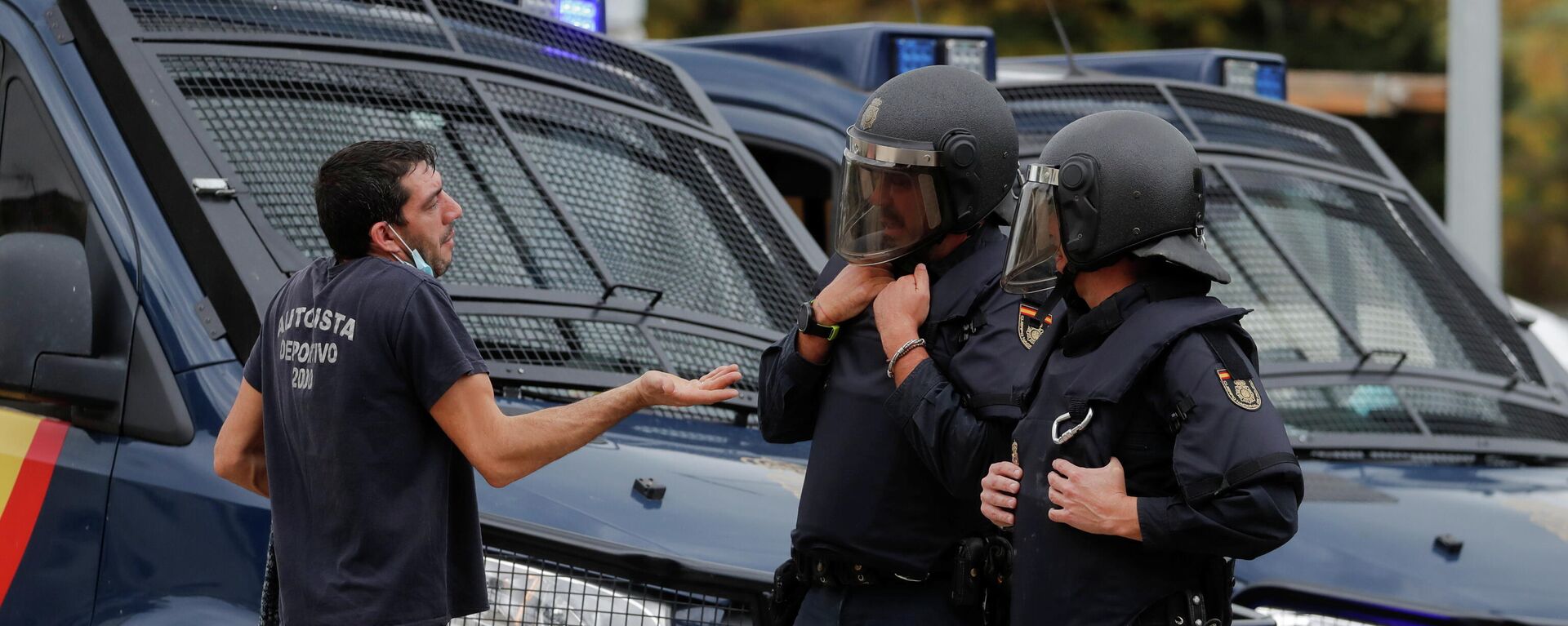 Un trabajador metalúrgico hablando con policías en Cádiz - Sputnik Mundo, 1920, 25.11.2021