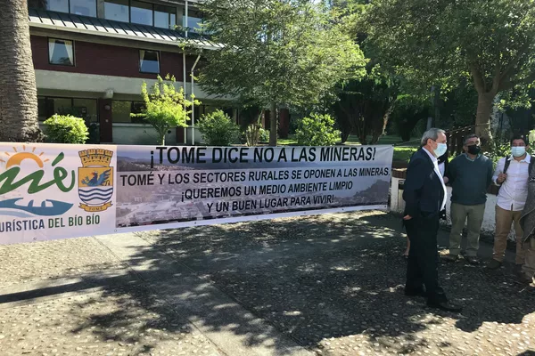 Cartel contra la minería en Tomé, comnunidad costera de Concepción, Región del Biobío Cartel contra la minería en Tomé, comnunidad costera de Concepción, Región del Biobío - Sputnik Mundo