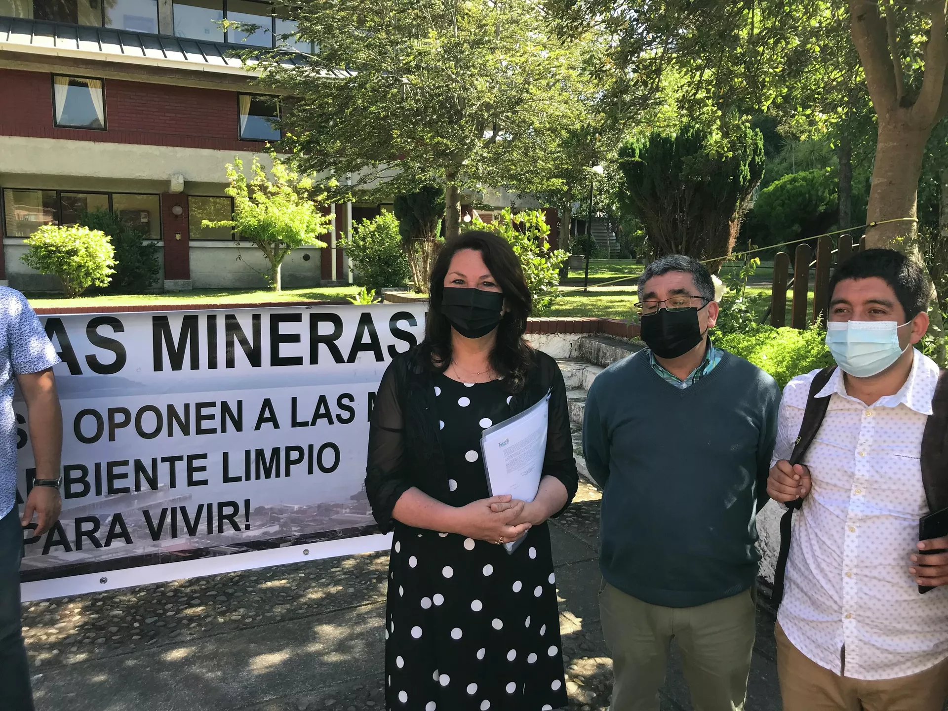 En el centro, Ivonne Rivas, alcaldesa de Tomé En el centro, Ivonne Rivas, alcaldesa de Tomé - Sputnik Mundo, 1920, 26.11.2021