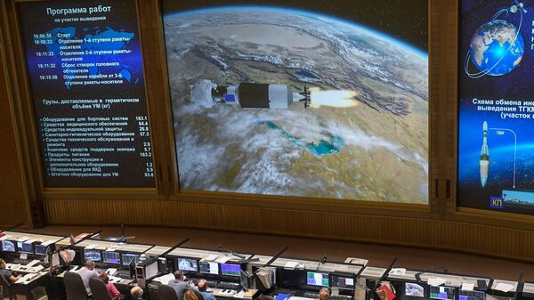 Diagrama de vuelo del vehículo de transporte de carga Progress M-UM con el módulo Prichal en la pantalla del Centro de Control de Misión en Koroliov, Rusia - Sputnik Mundo