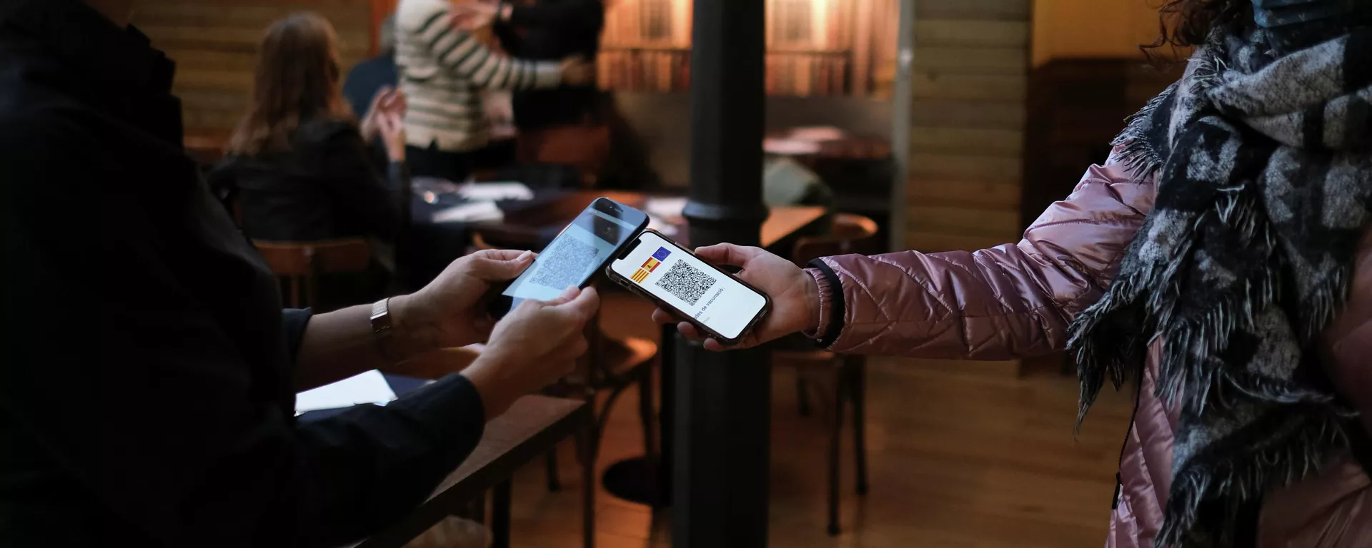 El código QR COVID en el bar (imágen referencial) - Sputnik Mundo, 1920, 21.12.2021