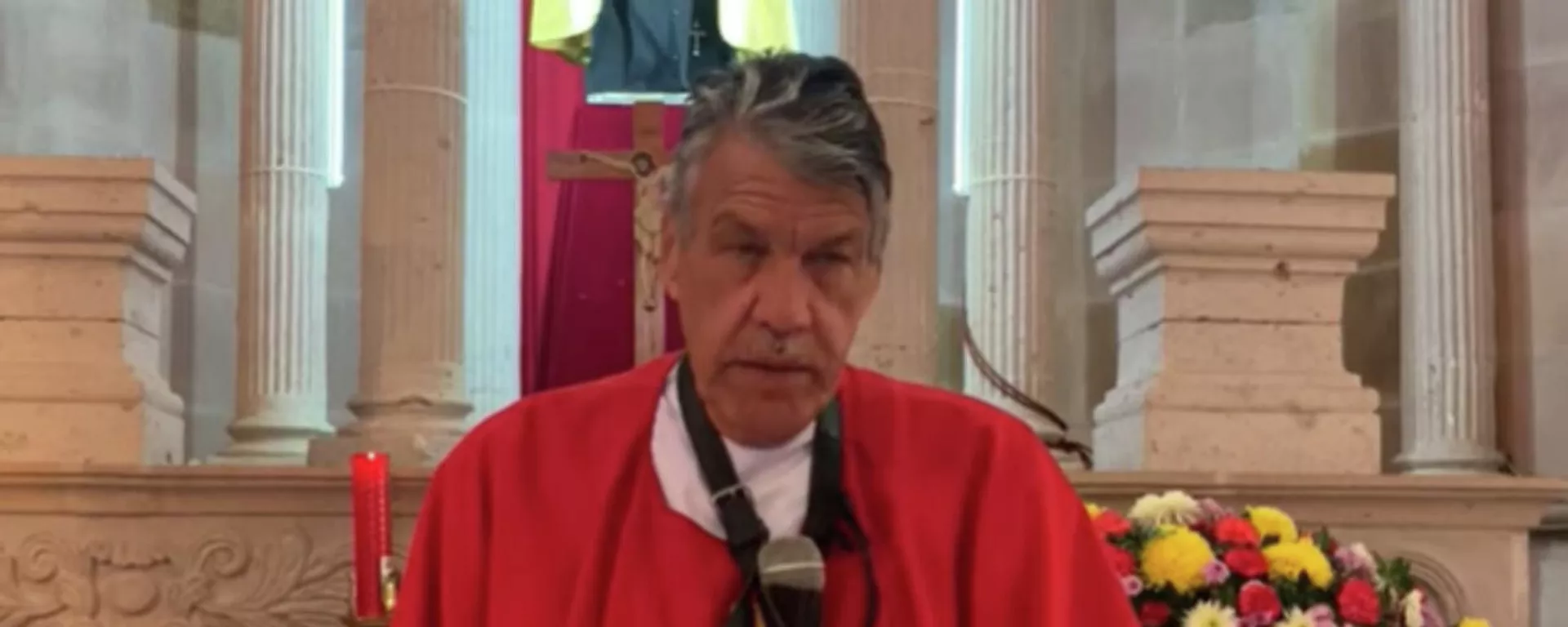 Alfredo Gallegos, sacerdote oriundo de Michoacán y mejor conocido como padre pistolas Alfredo Gallegos, sacerdote oriundo de Michoacán y mejor conocido como padre pistolas - Sputnik Mundo, 1920, 26.11.2021