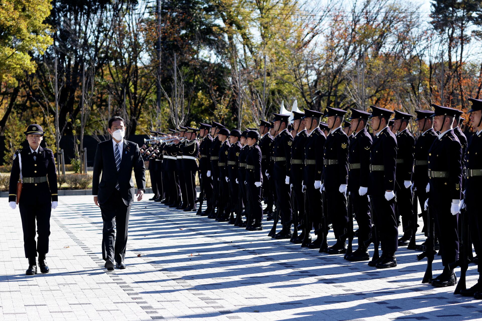 Fumio Kishida, primer ministro de Japón, durante una revista de tropas el 27 de noviembre - Sputnik Mundo, 1920, 27.11.2021