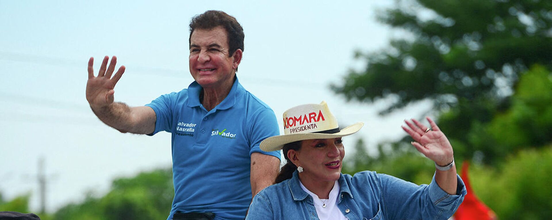 El excandidato presidencial hondureño Salvador Nasralla y la actual candidata presidencial Xiomara Castro, ambos del Partido Libertad y Refundación (Libre, izquierda) de Honduras, durante la campaña electoral, el 6 de noviembre de 2021 - Sputnik Mundo, 1920, 11.12.2021