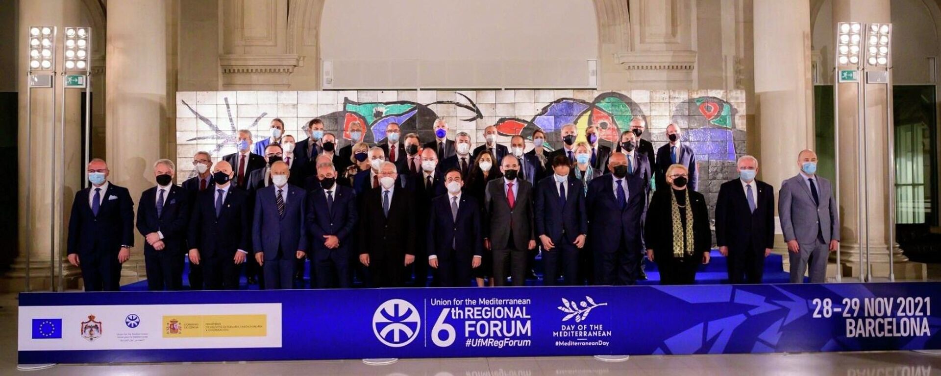 Foto de familia de los participantes en el foro ministerial de la Unión por el Mediterráneo (UPM) en Barcelona Foto de familia de los participantes en el foro ministerial de la Unión por el Mediterráneo (UPM) en Barcelona - Sputnik Mundo, 1920, 29.11.2021