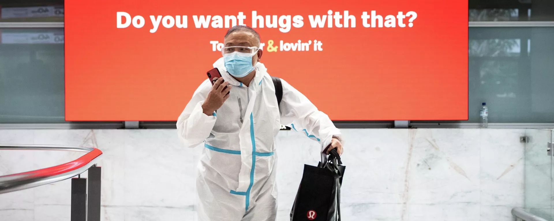 Un viajero con equipo de protección personal llega a la terminal internacional del aeropuerto de Sydney, Australia, el 29 de noviembre de 2021 Un viajero con equipo de protección personal llega a la terminal internacional del aeropuerto de Sydney, Australia, el 29 de noviembre de 2021 - Sputnik Mundo, 1920, 29.11.2021