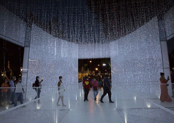 El alumbrado navideño que rinde homenaje a las víctimas del COVID-19 en la plaza Campo Grande de la ciudad brasileña de Salvador. - Sputnik Mundo
