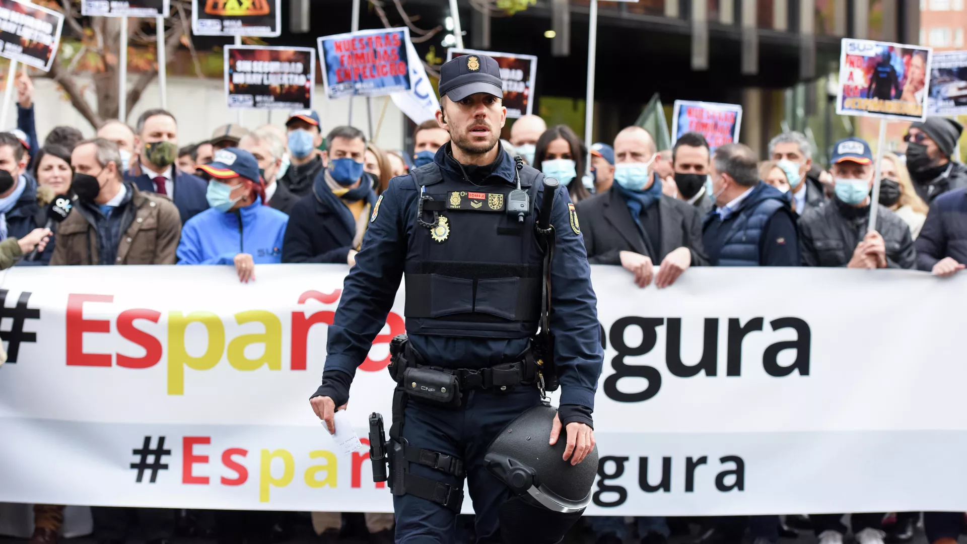 Un agente de Policía Nacional frente a una concentración contra la reforma de la Ley Mordaza, frente a la Delegación del Gobierno, a 24 de noviembre de 2021, en Madrid, España. 