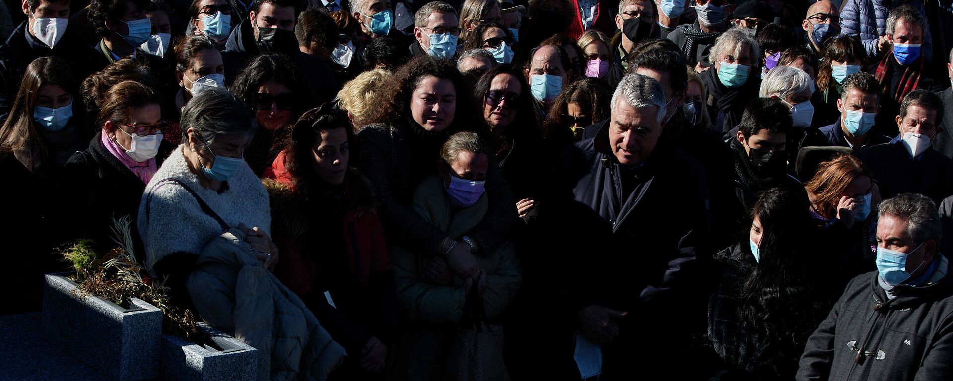 Decenas de personas asisten al entierro de la escritora Almudena Grandes en el Cementerio de La Almudena, a 29 de noviembre de 2021, en Madrid (España). - Sputnik Mundo, 1920, 29.11.2021