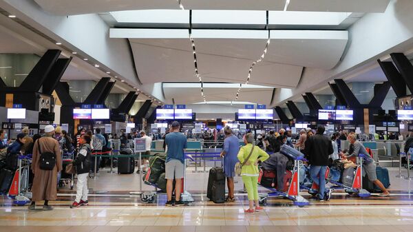 Viajeros esperando en el aeropuerto OR Tambo de Johannesburgo el 27 de noviembre de 2021 - Sputnik Mundo