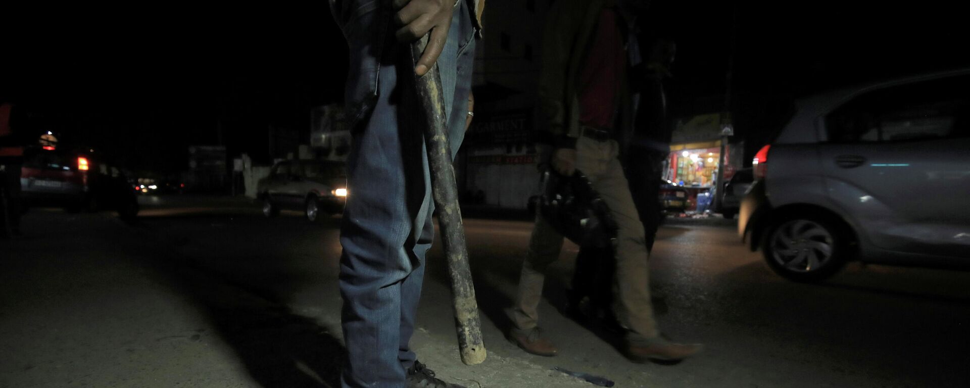 Vigilantes desarmados montan guardia en un vecindario en Bole, siguiendo el llamado del primer ministro etíope Abiy Ahmed a los ciudadanos a proteger sus áreas del Frente de Liberación del Pueblo de Tigray (TPLF), en Addis Abeba, Etiopía, el 19 de noviembre de 2021 Vigilantes desarmados montan guardia en un vecindario en Bole, siguiendo el llamado del primer ministro etíope Abiy Ahmed a los ciudadanos a proteger sus áreas del Frente de Liberación del Pueblo de Tigray (TPLF), en Addis Abeba, Etiopía, el 19 de noviembre de 2021 - Sputnik Mundo, 1920, 30.11.2021