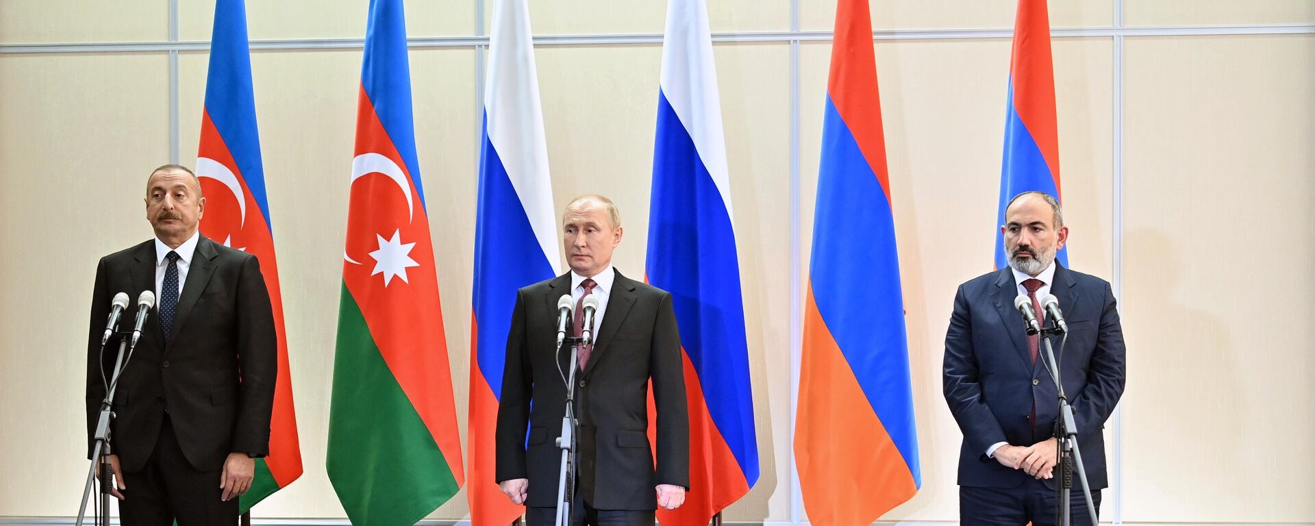 El presidente de la República de Azerbaiyán, Iljam Alíev, el presidente de Rusia, Vladímir Putin, y el primer ministro de Armenia, Nikol Pashinián, dan rueda de prensa tras una reunión trilateral en la ciudad de Sochi, Rusia, el 26 de noviembre de 2021 - Sputnik Mundo, 1920, 28.10.2022