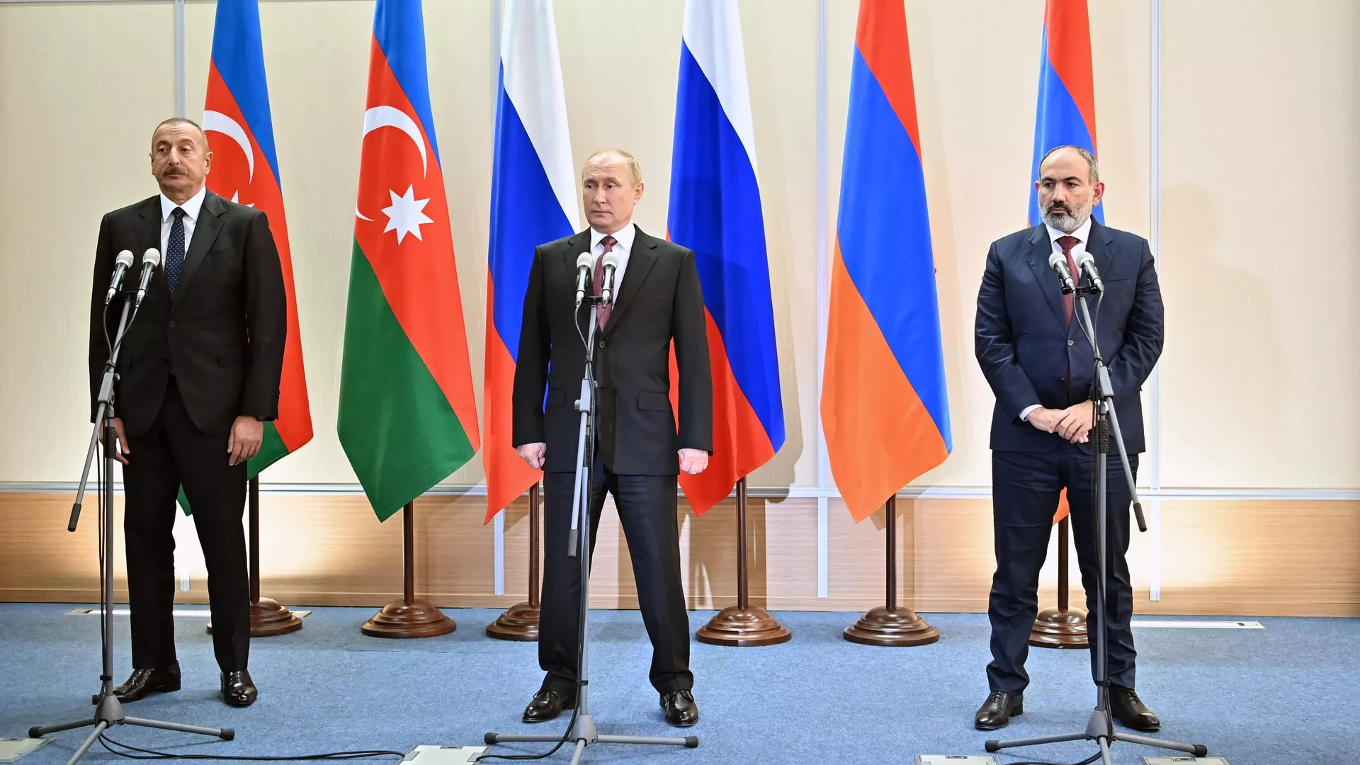 El presidente de la República de Azerbaiyán, Iljam Alíev, el presidente de Rusia, Vladímir Putin, y el primer ministro de Armenia, Nikol Pashinián, dan rueda de prensa tras una reunión trilateral en la ciudad de Sochi, Rusia, el 26 de noviembre de 2021 El presidente de la República de Azerbaiyán, Iljam Alíev, el presidente de Rusia, Vladímir Putin, y el primer ministro de Armenia, Nikol Pashinián, dan rueda de prensa tras una reunión trilateral en la ciudad de Sochi, Rusia, el 26 de noviembre de 2021 - Sputnik Mundo, 1920, 28.10.2022