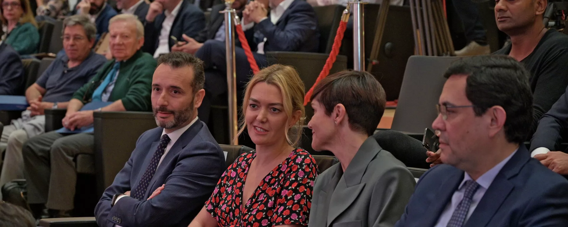 La hija de Amancio Ortega, Marta Ortega , durante la Junta General de Accionistas de Inditex 2019 (Archivo) La hija de Amancio Ortega, Marta Ortega , durante la Junta General de Accionistas de Inditex 2019 (Archivo) - Sputnik Mundo, 1920, 30.11.2021