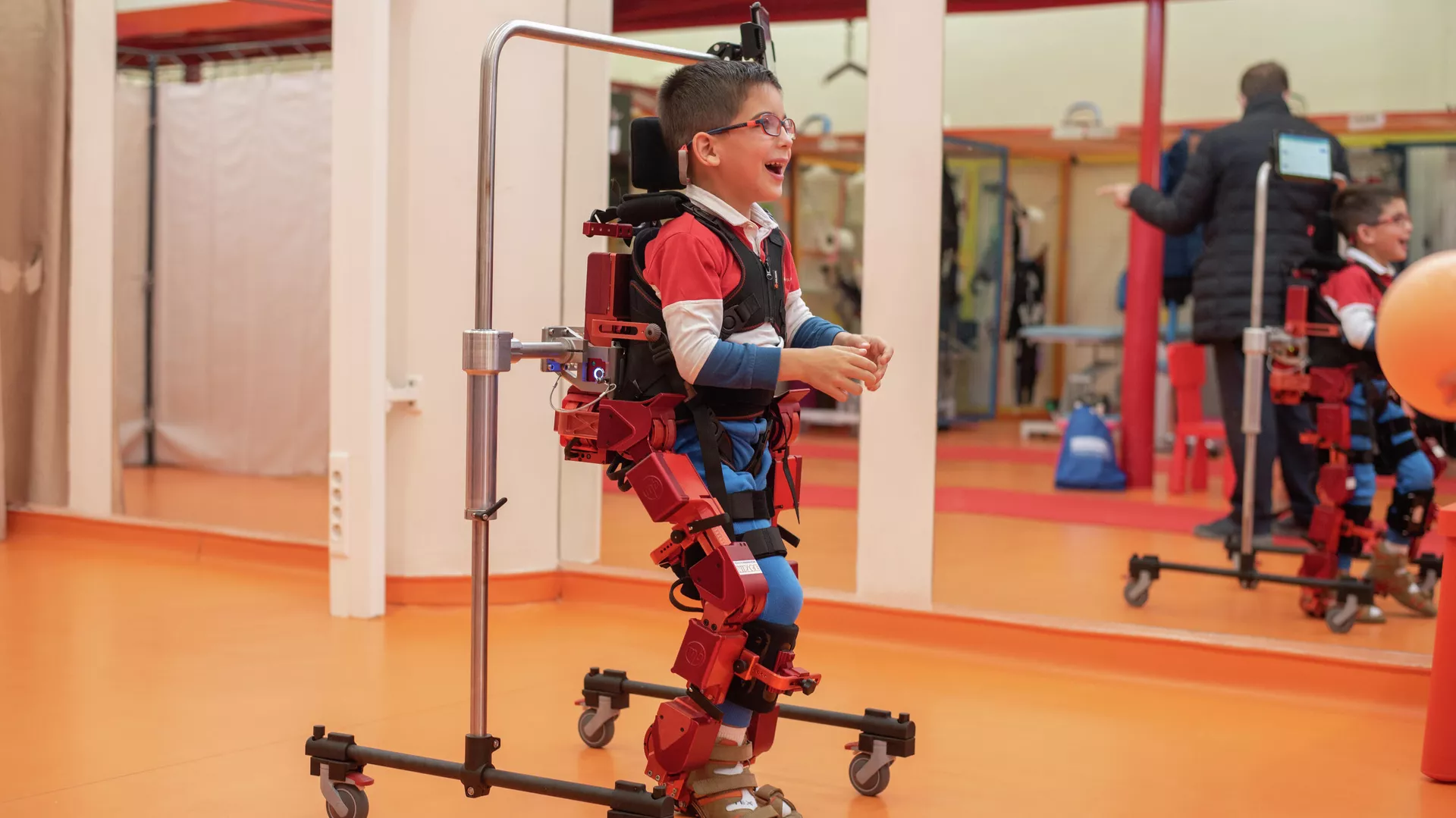 Pedro, niño con parálisis cerebral, probando el exoesqueleto ATLAS 2030 (Guadalajara, España)