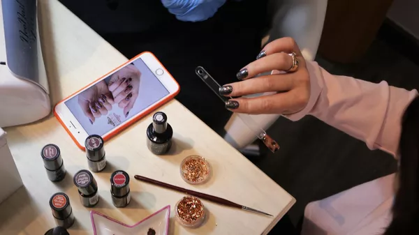 Una prueba de colores en el Salón Siberia, el local de manicura de Madrid. - Sputnik Mundo