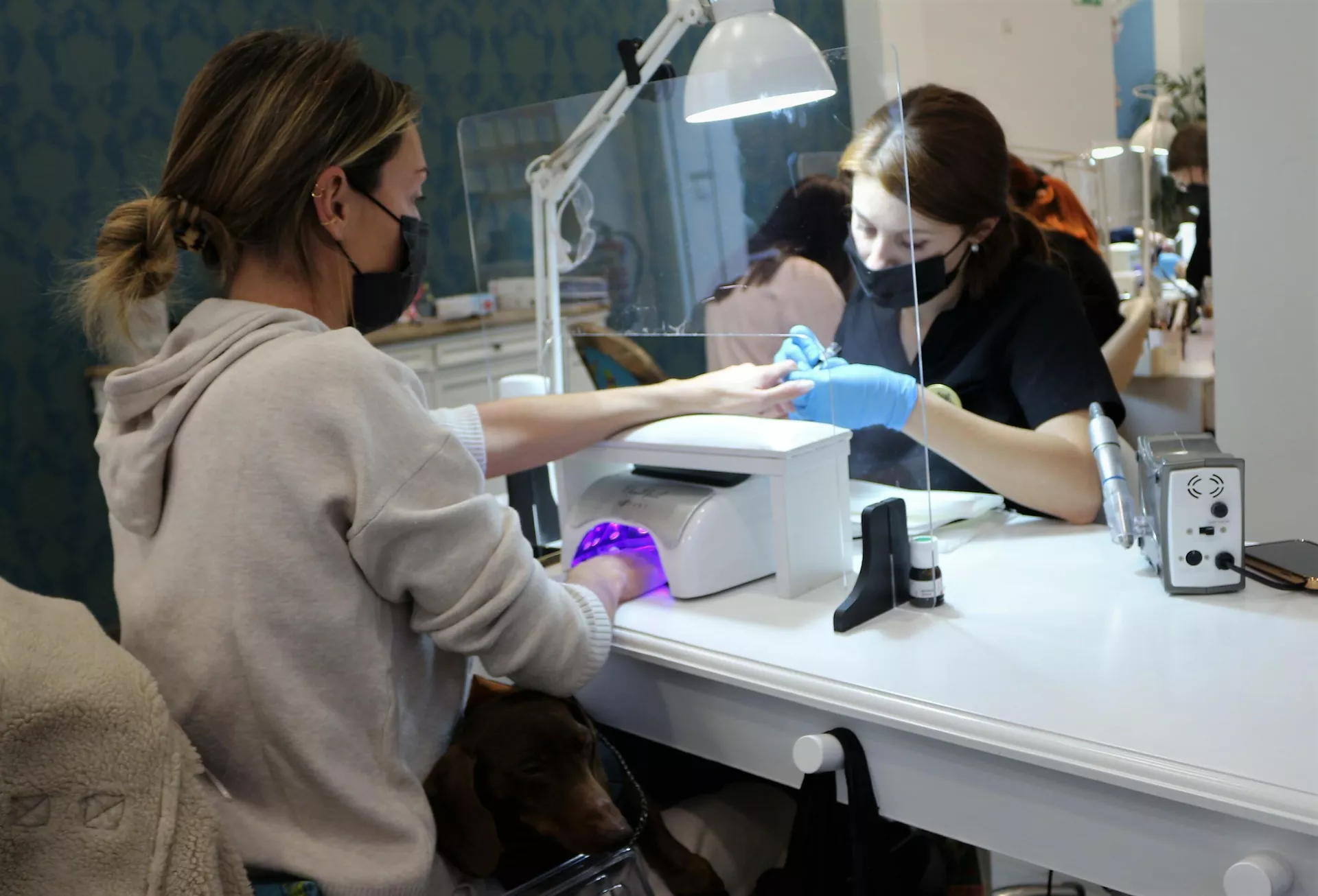 Una cliente en el Salón Siberia, el local de manicura de Madrid. - Sputnik Mundo, 1920, 30.11.2021