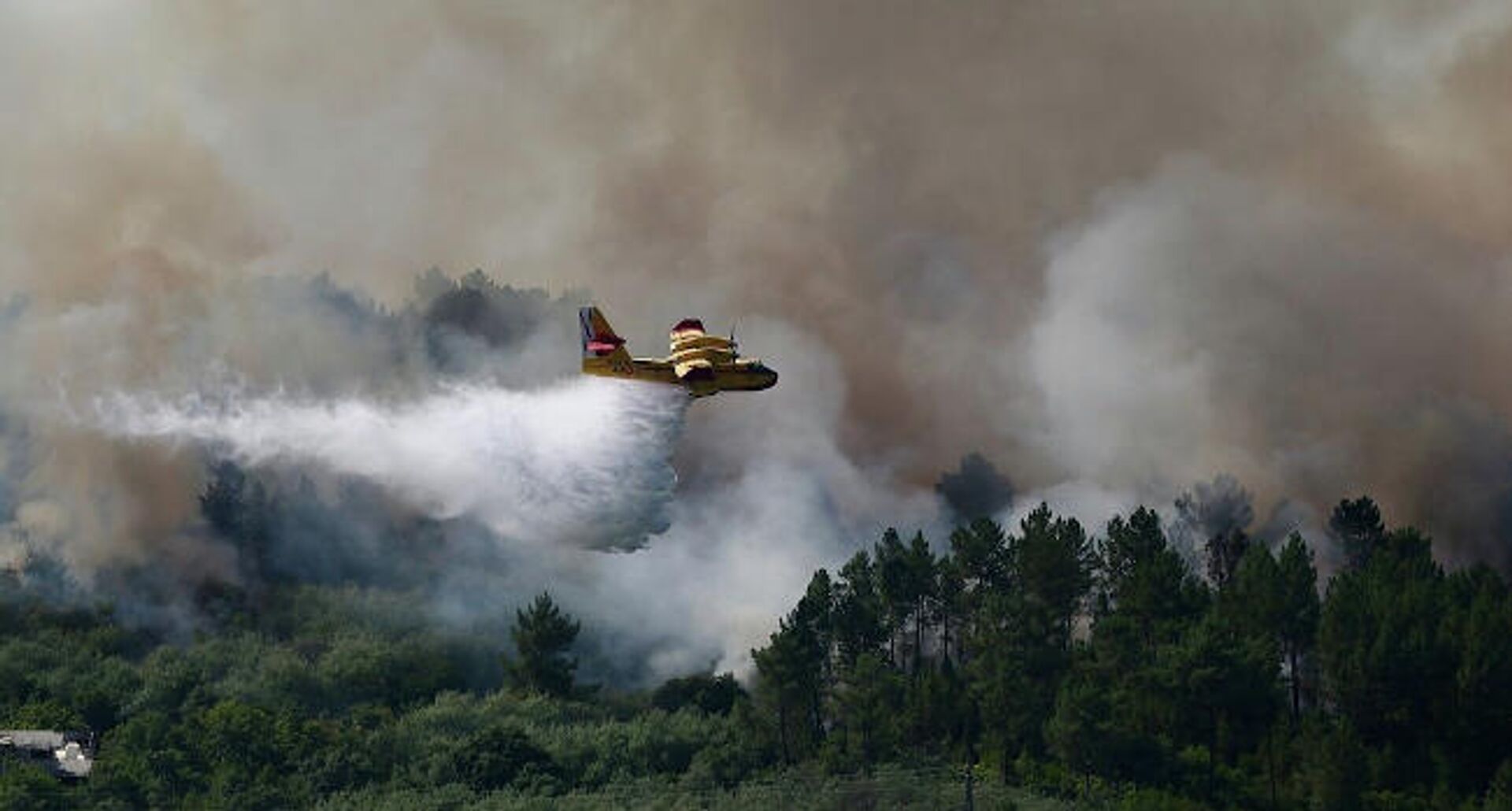 Imagen de archivo de un Canadair-215 apagando un fuego - Sputnik Mundo, 1920, 30.11.2021
