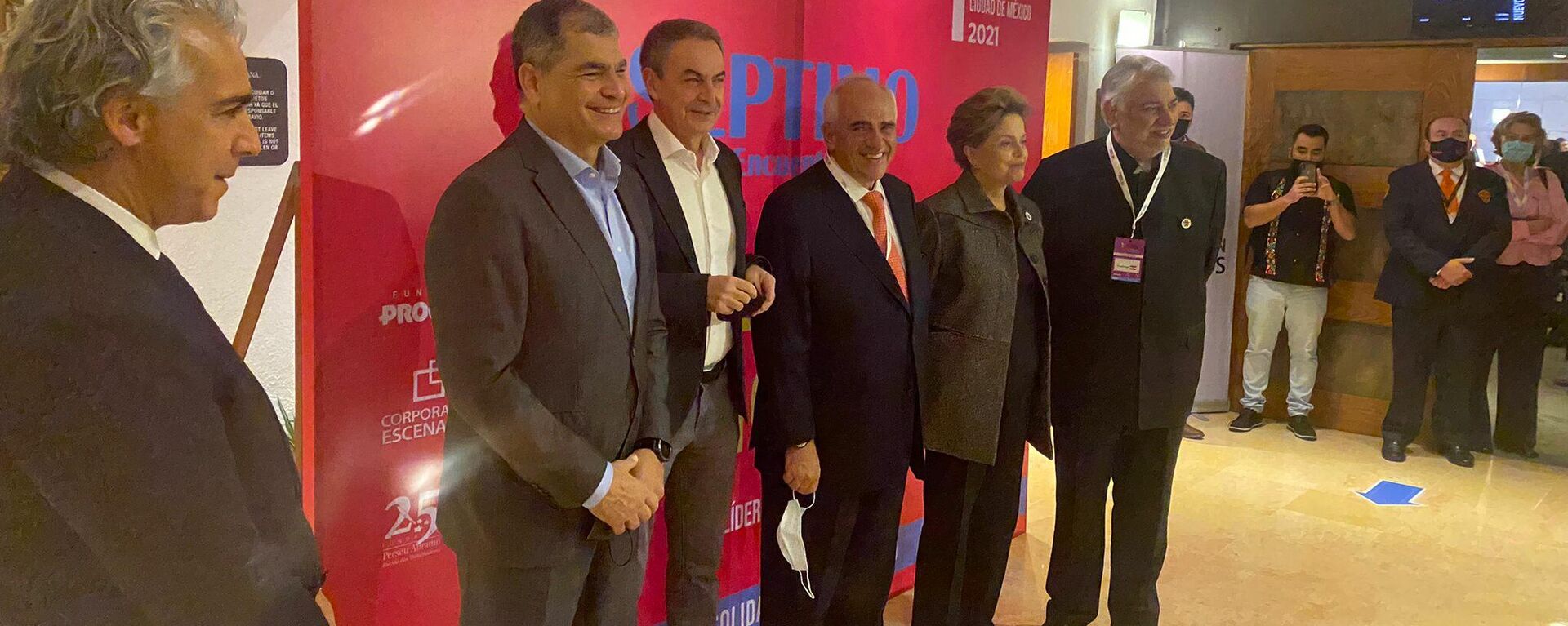 Inauguración de la cumbre del Grupo de Puebla, que contó con la participación del excandidato presidencial de Chile Marco Enríquez-Ominami, el expresidente de Ecuador Rafael Correa, el expresidente del Gobierno español José Luis Rodríguez Zapatero, el expresidente de Colombia Ernesto Samper, la expresidenta de Brasil Dilma Rousseff y el expresidente de Paraguay Fernando Lugo - Sputnik Mundo, 1920, 30.11.2021