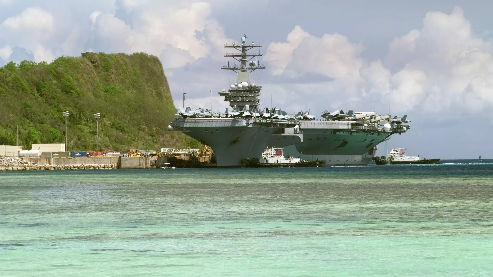 El portaaviones de propulsión nuclear USS Nimitz (CVN 68) atraca en el puerto de Apra, Guam El portaaviones de propulsión nuclear USS Nimitz (CVN 68) atraca en el puerto de Apra, Guam