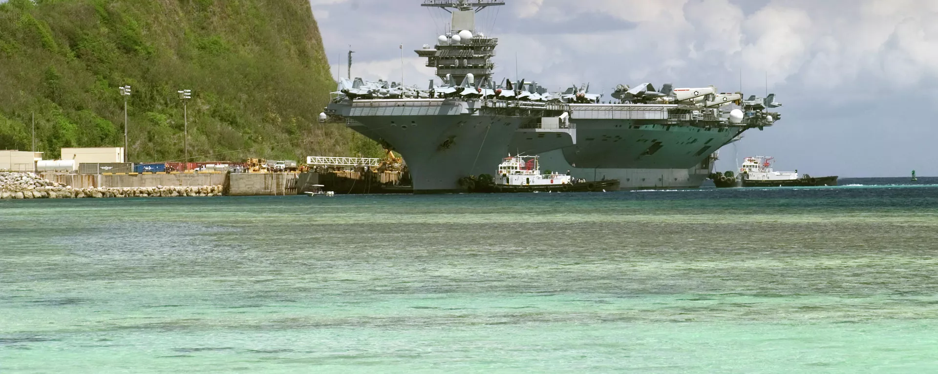 El portaaviones de propulsión nuclear USS Nimitz (CVN 68) atraca en el puerto de Apra, Guam El portaaviones de propulsión nuclear USS Nimitz (CVN 68) atraca en el puerto de Apra, Guam - Sputnik Mundo, 1920, 01.12.2021