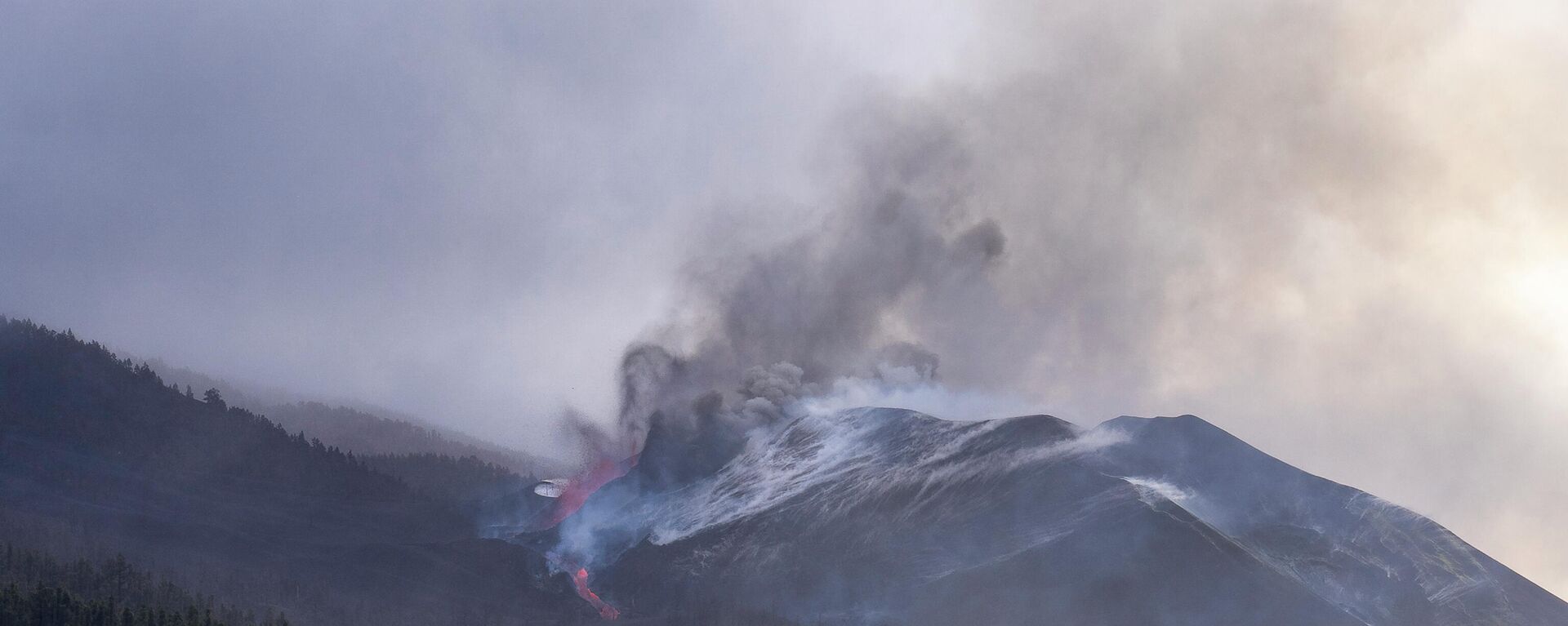 El volcán de La Palma en erupción - Sputnik Mundo, 1920, 25.12.2021