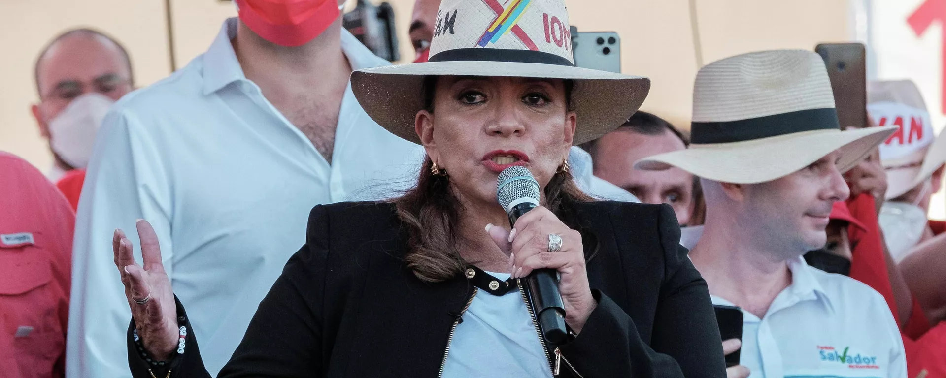 Xiomara Castro, candidata de la alianza opositora encabezada por el Partido Libertad y Refundación (Libre, izquierda) Xiomara Castro, candidata de la alianza opositora encabezada por el Partido Libertad y Refundación (Libre, izquierda) - Sputnik Mundo, 1920, 01.12.2021