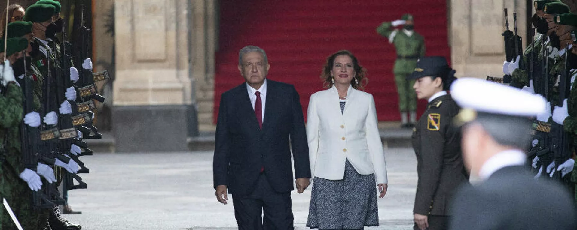 Andrés Manuel López Obrador, presidente de México, y Beatriz Gutiérrez Müller, académica y su esposa Andrés Manuel López Obrador, presidente de México, y Beatriz Gutiérrez Müller, académica y su esposa - Sputnik Mundo, 1920, 01.12.2021
