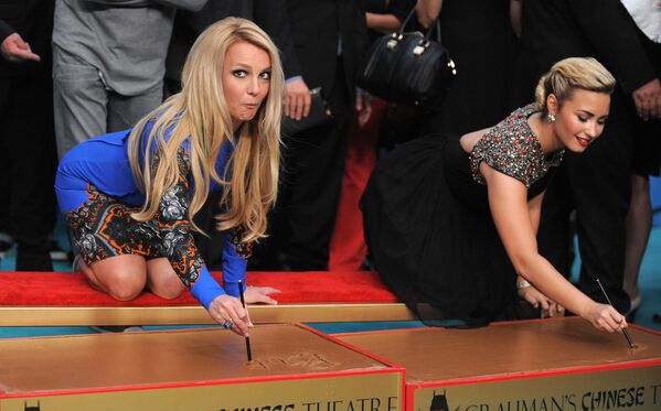 Britney junto a otra exchica Disney, Demi Lovato, en el Teatro Chino de Grauman, en Hollywood. - Sputnik Mundo