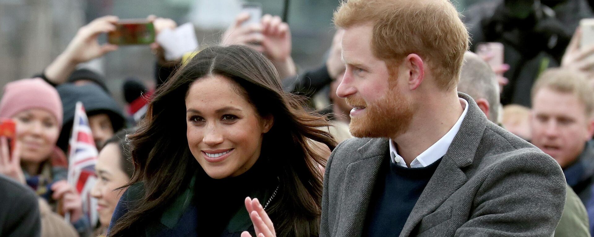 La duquesa de Sussex, Meghan Markle, con su esposo, príncipe Enrique. - Sputnik Mundo, 1920, 02.12.2021