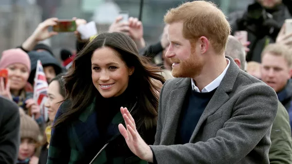 La duquesa de Sussex, Meghan Markle, con su esposo, príncipe Enrique. - Sputnik Mundo