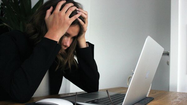 Una chica cansada en el trabajo (imagen referenical) - Sputnik Mundo