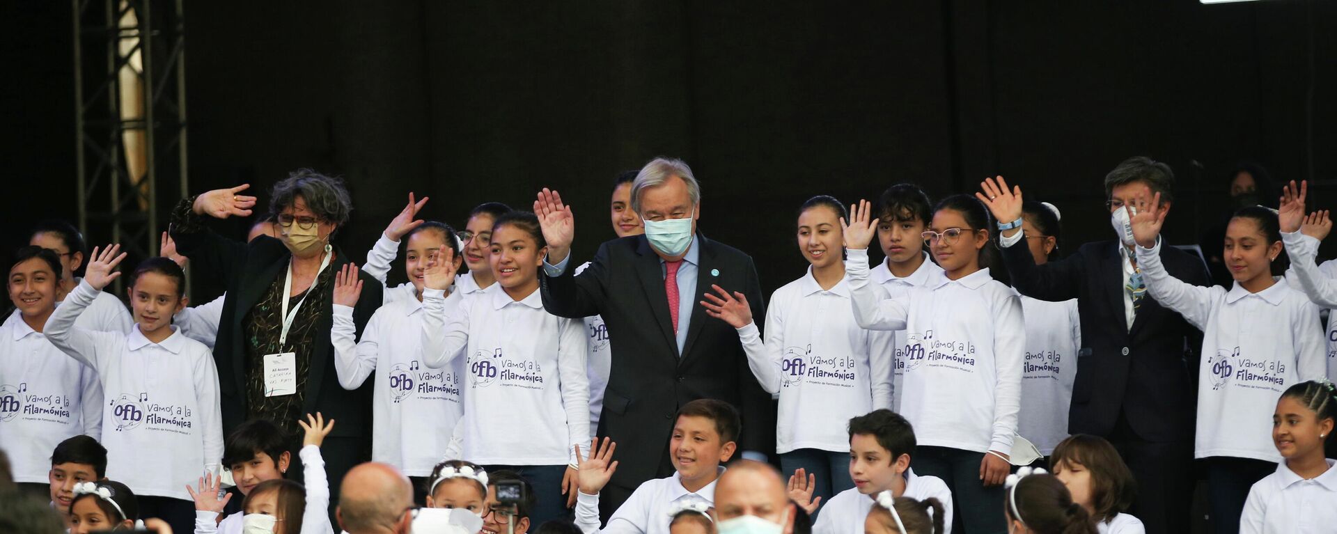 El secretario general de la ONU, Antonio Guterres, con un coro de niños durante un evento con motivo de la conmemoración del quinto aniversario desde la firma de un acuerdo de paz entre los rebeldes de las FARC y el Gobierno, en Bogotá, Colombia, el 24 de noviembre de 2021 - Sputnik Mundo, 1920, 02.12.2021