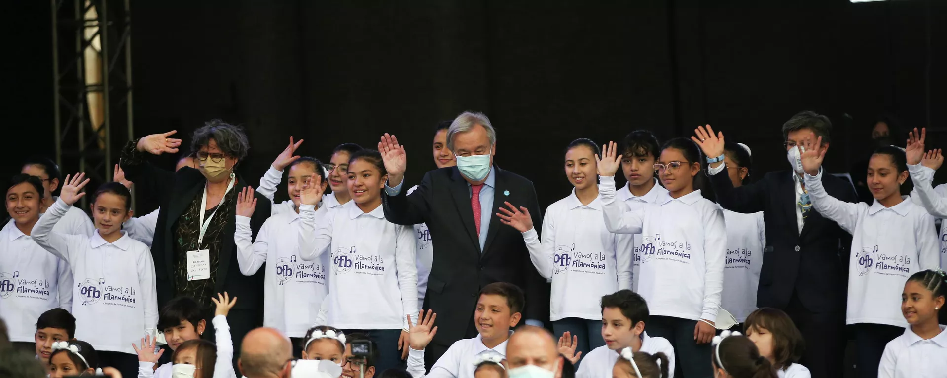El secretario general de la ONU, Antonio Guterres, con un coro de niños durante un evento con motivo de la conmemoración del quinto aniversario desde la firma de un acuerdo de paz entre los rebeldes de las FARC y el Gobierno, en Bogotá, Colombia, el 24 de noviembre de 2021 El secretario general de la ONU, Antonio Guterres, con un coro de niños durante un evento con motivo de la conmemoración del quinto aniversario desde la firma de un acuerdo de paz entre los rebeldes de las FARC y el Gobierno, en Bogotá, Colombia, el 24 de noviembre de 2021 - Sputnik Mundo, 1920, 02.12.2021