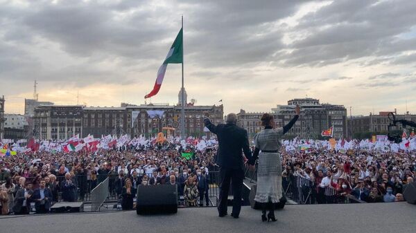 Andrés Manuel López Obrador acompañado de Beatriz Gutiérrez Müller en el Zócalo. - Sputnik Mundo