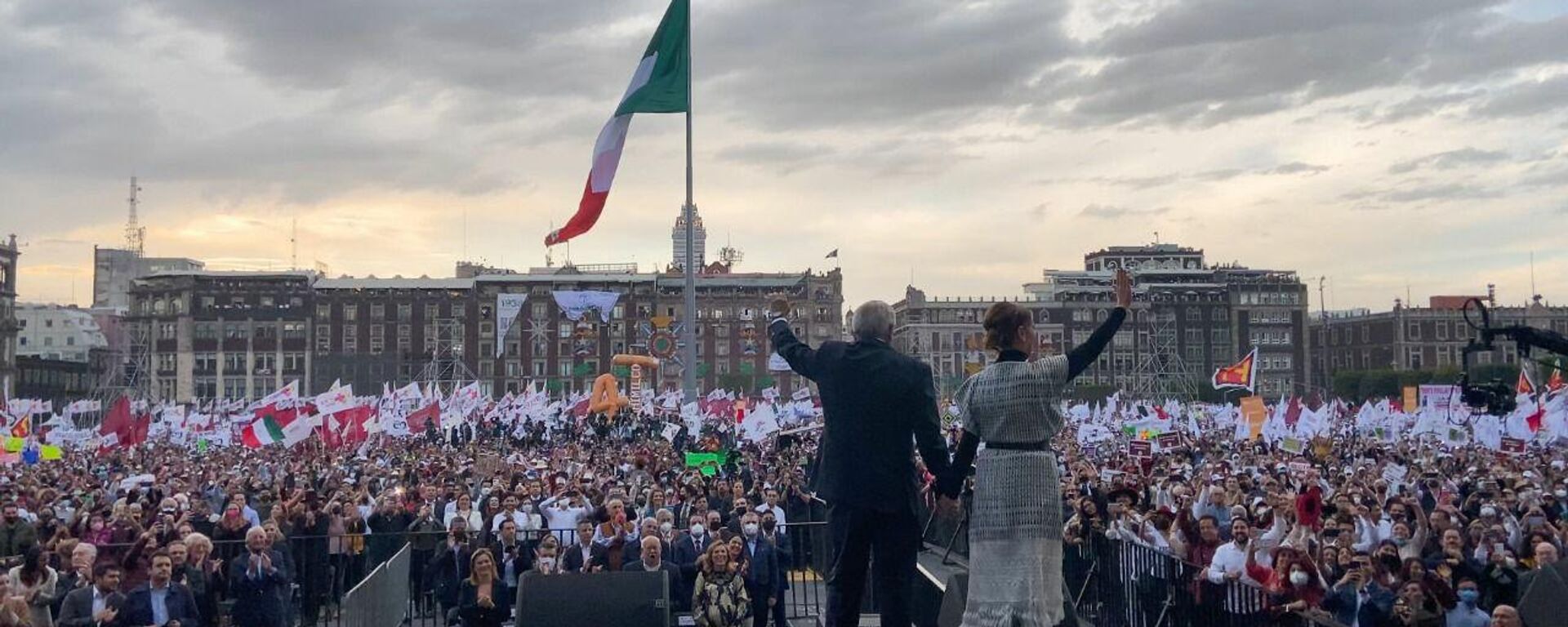 Andrés Manuel López Obrador acompañado de Beatriz Gutiérrez Müller en el Zócalo. - Sputnik Mundo, 1920, 17.07.2024