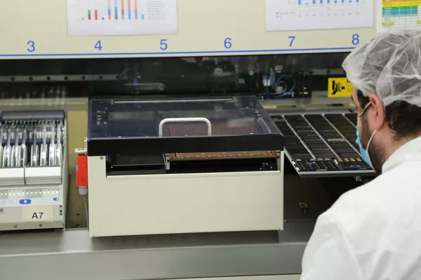 Máquina trabajando sobre tarjeta de satélite en Thales Alenia Space Máquina trabajando sobre tarjeta de satélite en Thales Alenia Space - Sputnik Mundo