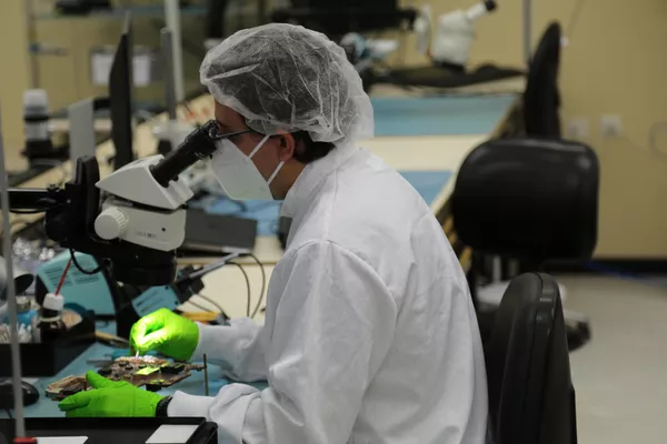 Un operario trabajando en Thales Alenia Space Un operario trabajando en Thales Alenia Space - Sputnik Mundo