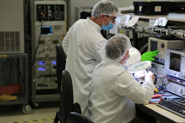 Operarios trabajando en Thales Alenia Space Operarios trabajando en Thales Alenia Space - Sputnik Mundo
