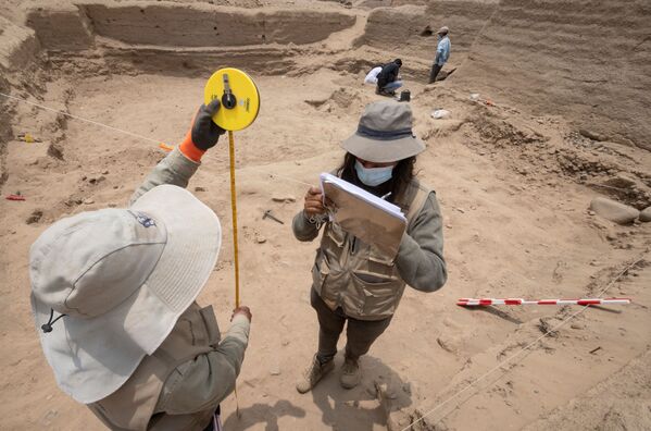 La momia fue encontrada en una tumba subterránea, estaba sentada en posición fetal y estaba atada con cuerdas, con las manos cubriendo su rostro. La momia da una impresión de que el hombre fue asustado o torturado al momento de su muerte, pero los investigadores aseguran que esta posición del cuerpo y de las extremidades era común en los rituales funerarios del altiplano peruano. - Sputnik Mundo