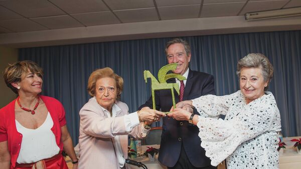 El periodista Iñaki Gabilondo entrega un premio Ondas a los mayores de la residencia y centro de día Los Llanos Vital - Sputnik Mundo