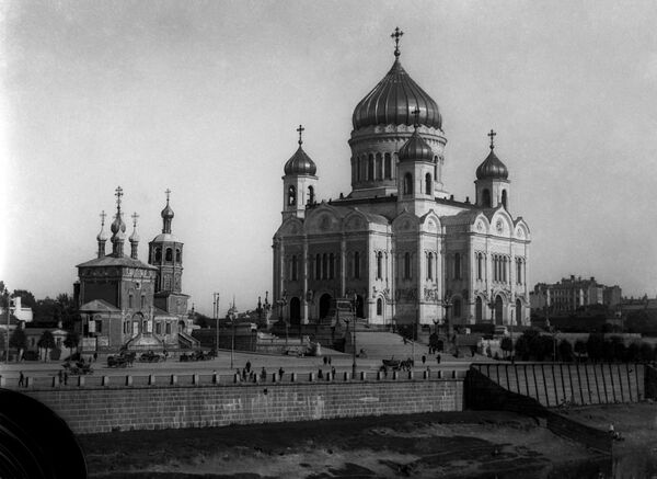 Tras la victoria sobre los franceses, el emperador ruso Alejandro I emitió un manifiesto en el que prometía construir una iglesia en nombre de Cristo Salvador en Moscú. Tras su muerte, su hermano Nicolái I siguió su voto y ordenó la construcción del templo cerca del Kremlin.En la foto: la catedral de Cristo Salvador en 1920. - Sputnik Mundo