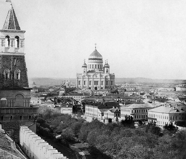 El autor del nuevo proyecto fue Konstantin Ton. En septiembre de 1939 tuvo lugar la ceremonia de colocación de la primera piedra de la iglesia en la calle Voljonka. La construcción, que duró 44 años, fue dirigida por el arquitecto Joseph Kaminski, discípulo de Ton. En los murales del templo trabajaron artistas rusos notables como Vasili Súrikov, Iván Kramskói, Fiódor Bruni y otros.En la foto: la catedral de Cristo Salvador en 1925. - Sputnik Mundo