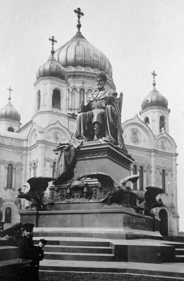 El templo fue consagrado en junio de 1883 y la primera liturgia se celebró poco después. La construcción daba la impresión que permanecería allí por siempre y que muchas generaciones la admirarían. Sin embargo, menos de 50 años después, el templo fue destruido por los dirigentes del país de entonces.En la foto: el monumento al emperador Alejandro III frente a la catedral de Cristo Salvador en Moscú, 1912. - Sputnik Mundo